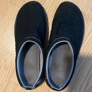 Preowned Merrell women’s Black mesh Slip-On Shoes 7